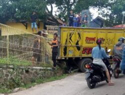 Akibat Jalan Rusak dan Menanjak, Sebuah Truk Mogok dan Mundur Lindas Motor