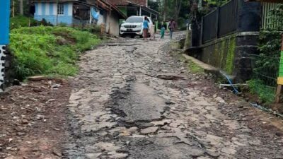 Jalan Rusak di Desa jayamekar Cibugel
