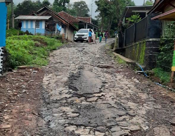 Jalan Rusak di Desa jayamekar Cibugel