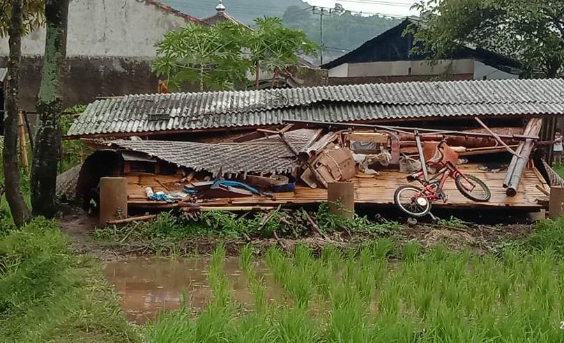 Bangunan rumah ambruk di Dusun Cikeruh