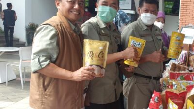 Sekda Sumedang Herman Suryatman saat mempromosikan produk UMKM Sumedang