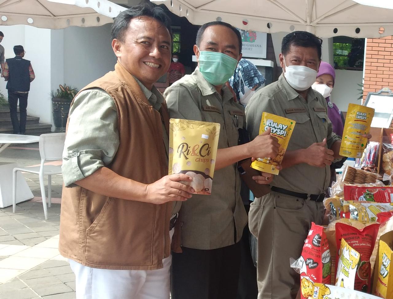 Sekda Sumedang Herman Suryatman saat mempromosikan produk UMKM Sumedang