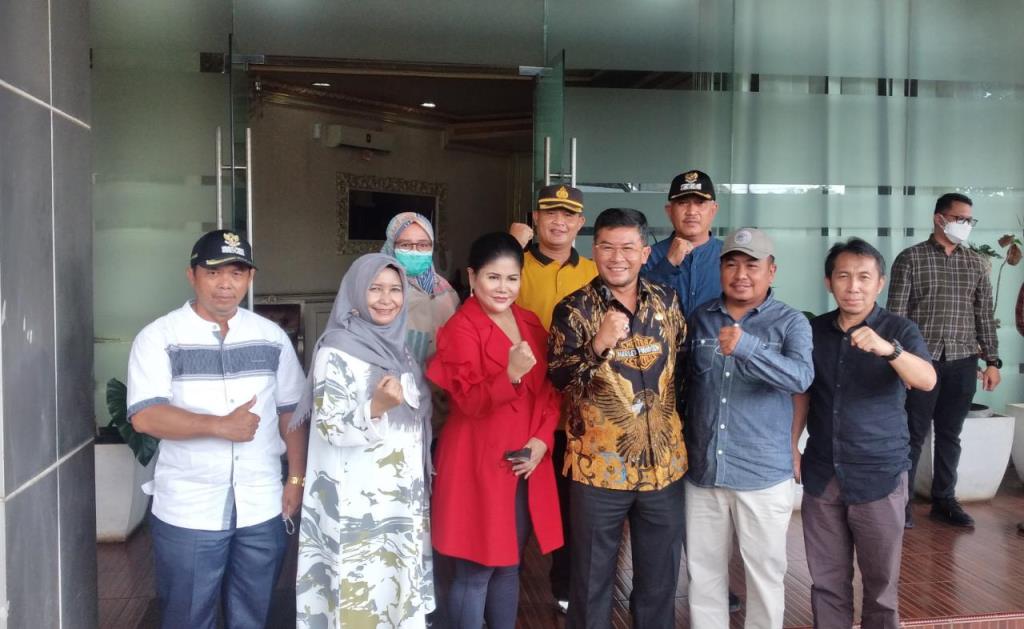 FOTO BERSAMA: Ceo PT Bhimasena Evi Lusviana (baju merah) bersama Wakil Bupati Sumedang H Erwan Setiawan didampingi Kadisperindag Hari Tri Santosa saat teken kerja sama pembangunan gerai UMKM di Jatinangor.