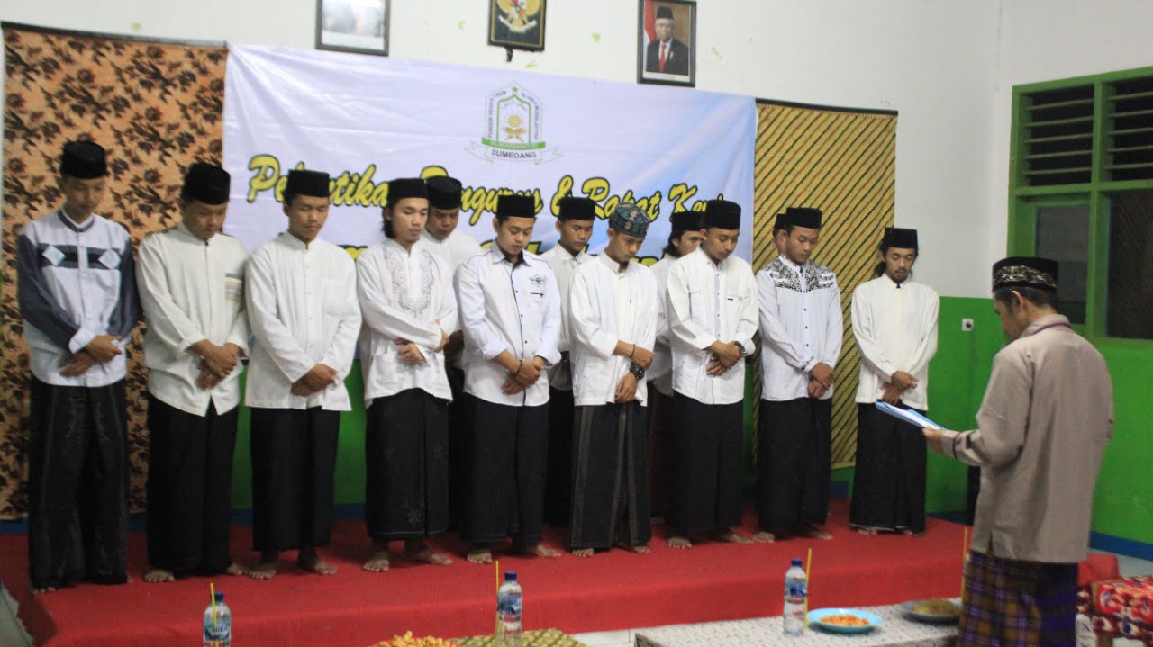 Pelantikan Pengurus Santri Komplek Subulussalam yang digelar di Aula Pondok Pesantren Al-Hikamussalafiyyah, Sukamantri Tanjungkerta Sumedang Jawa Barat, pada Jum'at malam (21/01/22)