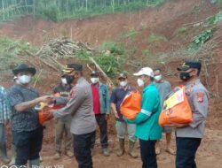 Tiga Desa Terdampak Longsor Cibugel Mendapat Bantuan Sembako dari Polres Sumedang