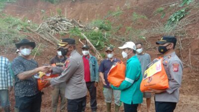 Tiga Desa Terdampak Longsor Cibugel Mendapat Bantuan Sembako dari Polres Sumedang