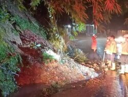Tebing Setinggi 10 Meter Longsor di Sumedang, Pengguna Kendaraan Diminta Hati-hati