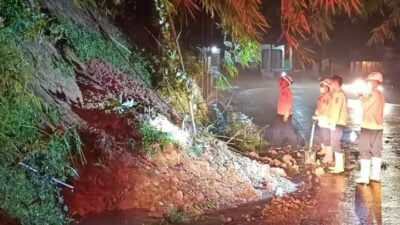 Tebing Setinggi 10 Meter Longsor di Sumedang, Pengguna Kendaraan Diminta Hati-hati