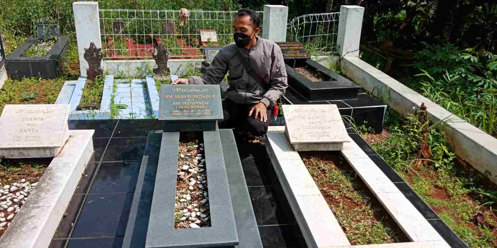 Almarhum Deddy Dores
