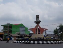 Tugu Adipura di Bundaran Alamsari Sumedang Miring