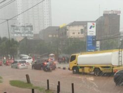 Hujan Deras, Jalan Bandung Cirebon Depan Pom Bensin Cibeusi Sumedang Digenangi Air