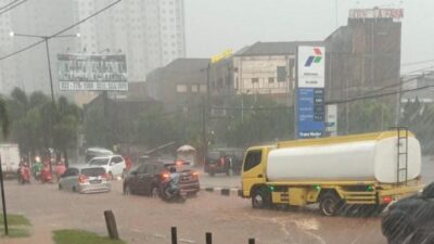 Hujan Deras, Jalan Bandung Cirebon Depan Pom Bensin Cibeusi Sumedang Digenangi Air