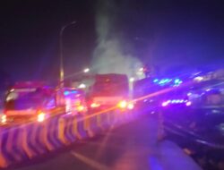 Mobil Bermuatan Batu Bara Terbakar di Jalan Prabu Gajah Agung Sumedang