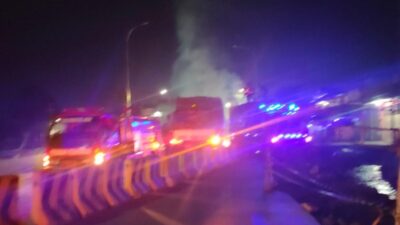 bermuatan batu bara terbakar
