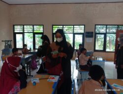 Optimalisasi PTM, KKN Mahasiswa Unsap Tekankan Disiplin Prokes kepada Siswa