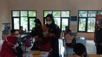 Optimalisasi PTM, KKN Mahasiswa Unsap Tekankan Disiplin Prokes kepada Siswa