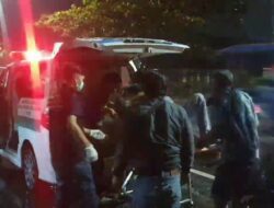 Dump Truk Hilang Kendali Tabrak Motor dan Rumah, 2 Orang Alami Luka Berat di Sumedang