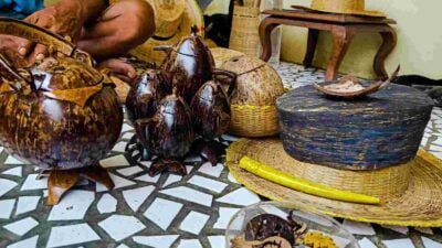 Ditangan Pria Asal Sumedang Ini, Limbah Batok Kelapa Disulap Jadi Barang Bernilai Jual