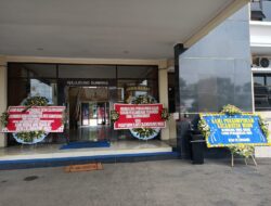 Pasca Penahanan Anggota DPRD Sumedang dan Kades Cilengkrang, Polres Sumedang dapat Karangan Bunga