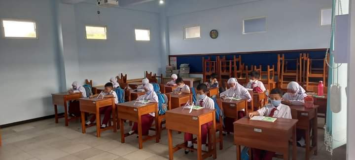 Aplikasi peduli lindungi di Sekolah