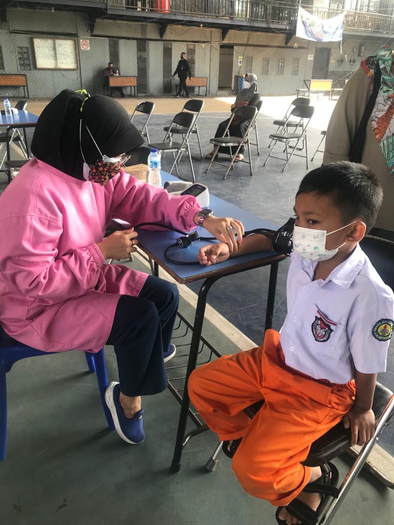 VAKSINASI MASSAL: Sejumlah warga Jatinangor dan siswa AL Ma'soem saat mengikuti vaksin massal yang digelar di dome Al Masoem Desa Cipacing Kecamatan Jatinangor/Iman Nurman