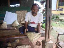 Meski Keterbatasan Fisik, Pria di Girimukti Sumedang Ini Mampu Membuat Berbagai Produk Kerajinan dari Bambu