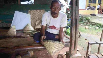 Meski Keterbatasan Fisik, Pria di Girimukti Sumedang Ini Mampu Membuat Berbagai Produk Kerajinan dari Bambu