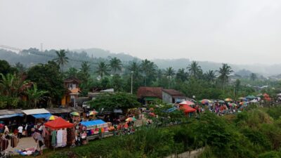 Meski Kasus Covid-19 Melesat, Kerumunan Masih Terjadi di Pasar Minggu Pagi Sumedang