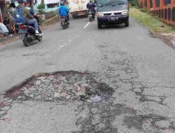 Hati Hati! Melewati Ruas Jalan Sumedang – Wado Banyak Lubang dan Bergelombang