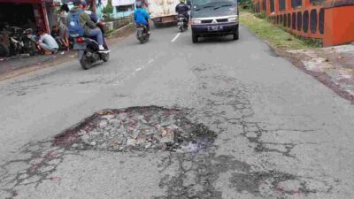 Hati Hati! Melewati Ruas Jalan Sumedang – Wado Banyak Lubang dan Bergelombang