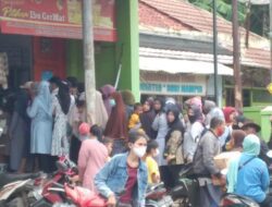 Minyak Goreng Langka, Warga Ngantri di Sebuah Toko Sembako di Cimanggung Sumedang