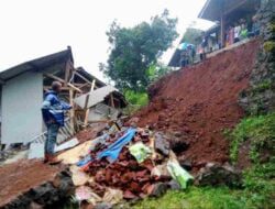 Satu Rumah di Sumedang Ambruk Tertimpa Longsor