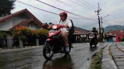 Warga Sumedang Wajib Tahu, Ini 6 Tips Berkendaraan Saat Hujan Yang Aman