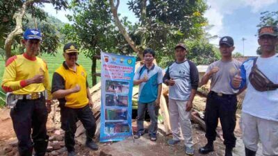 Polisi dan Pemerintah Desa Girimukti Kolaborasi Bangun Rutilahu di Sumedang