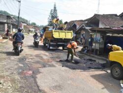 Ruas Jalan Berlubang di Sumedang Mulai Ditambal