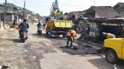 Ruas Jalan Berlubang di Sumedang Mulai Ditambal