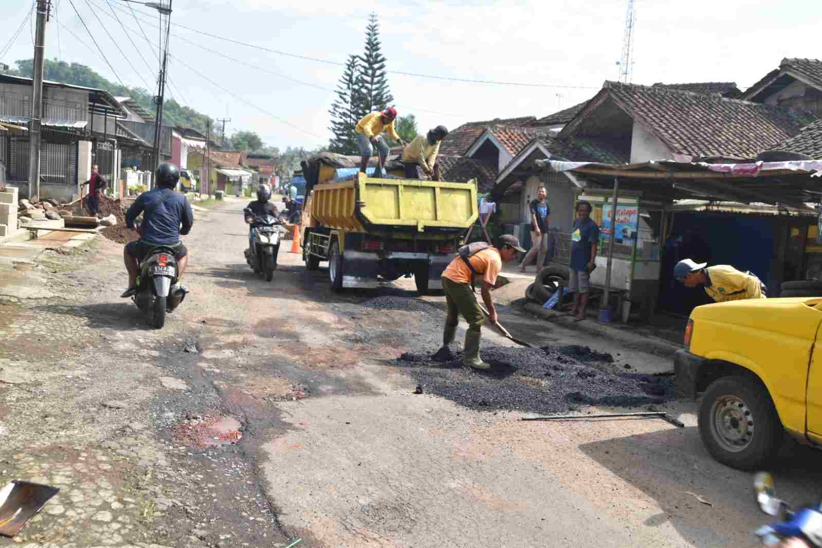 jalan berlubang