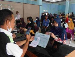 Bukan Sembako, Kini Ratusan Warga di Jatihurip Sumedang Terima Bantuan Kemensos Secara Tunai