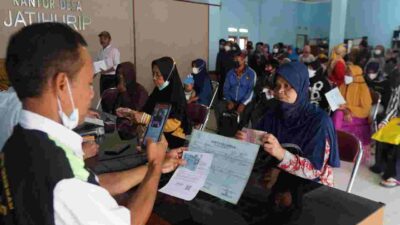 Bukan Sembako, Kini Ratusan Warga di Jatihurip Sumedang Terima Bantuan Kemensos Secara Tunai