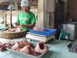 Keluhan Pedagang Daging Ayam Pasar Situraja Sumedang, Kenaikan dan Penurunan Harga Tak Seimbang