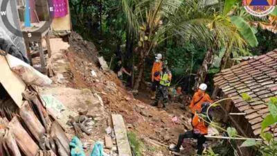 Tebing Longsor Timpa Rumah di Ganeas Sumedang, Satu Rumah Lainnya Terancam