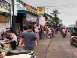 Antrian Warga Berburu Minyak Goreng Kembali Padati Sebuah Minimarket di Sumedang