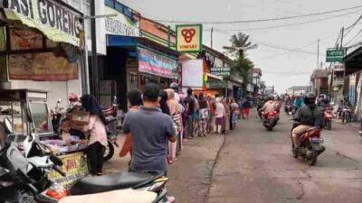 MENGANTRI: Warga di Cimanggung mengantri untuk mendapatkan minyak goreng murah di sebuah minimarket di Jalan raya Parakanmuncang Desa Sindangpakuon Kecamatan Cimanggung, Sabtu (19/2).