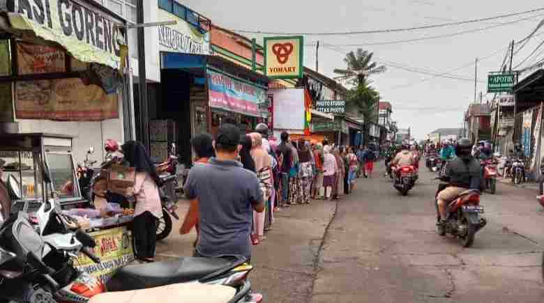 MENGANTRI: Warga di Cimanggung mengantri untuk mendapatkan minyak goreng murah di sebuah minimarket di Jalan raya Parakanmuncang Desa Sindangpakuon Kecamatan Cimanggung, Sabtu (19/2).
