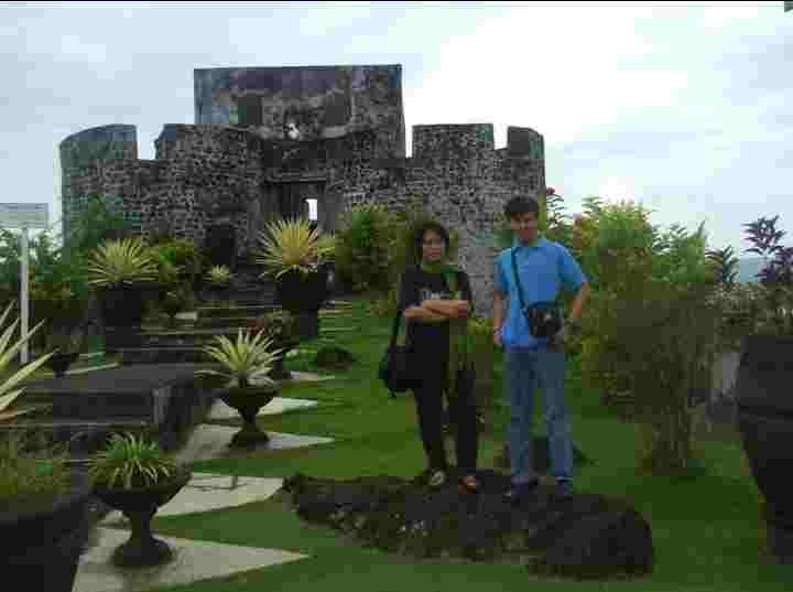 Dua Wisatawan Berpoto di Benteng Peninggalan Kerajaan Ternate