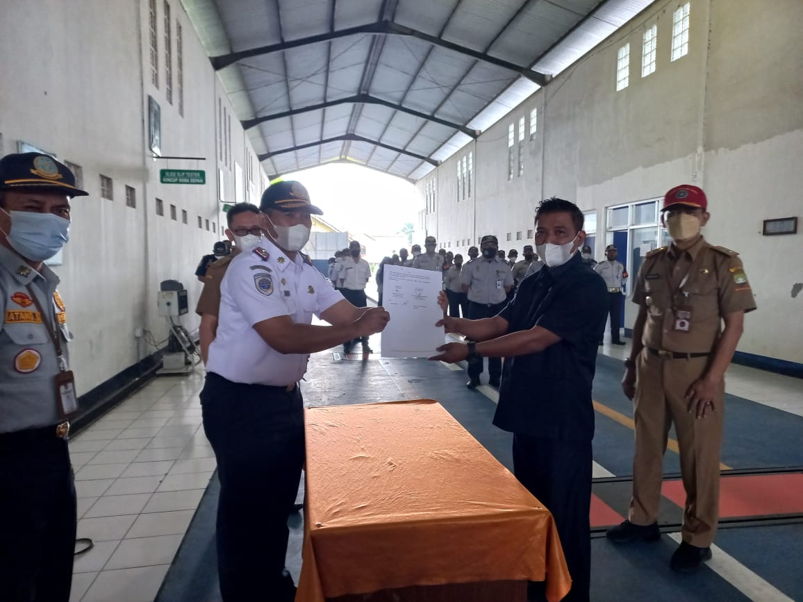 Sekretariat DPRD Kabupaten Sumedang menyerahkan satu unit kendaraan operasional jenis Isuzu Elf bernopol Z 7030 A, ke Dinas Perhubungan Sumedang.