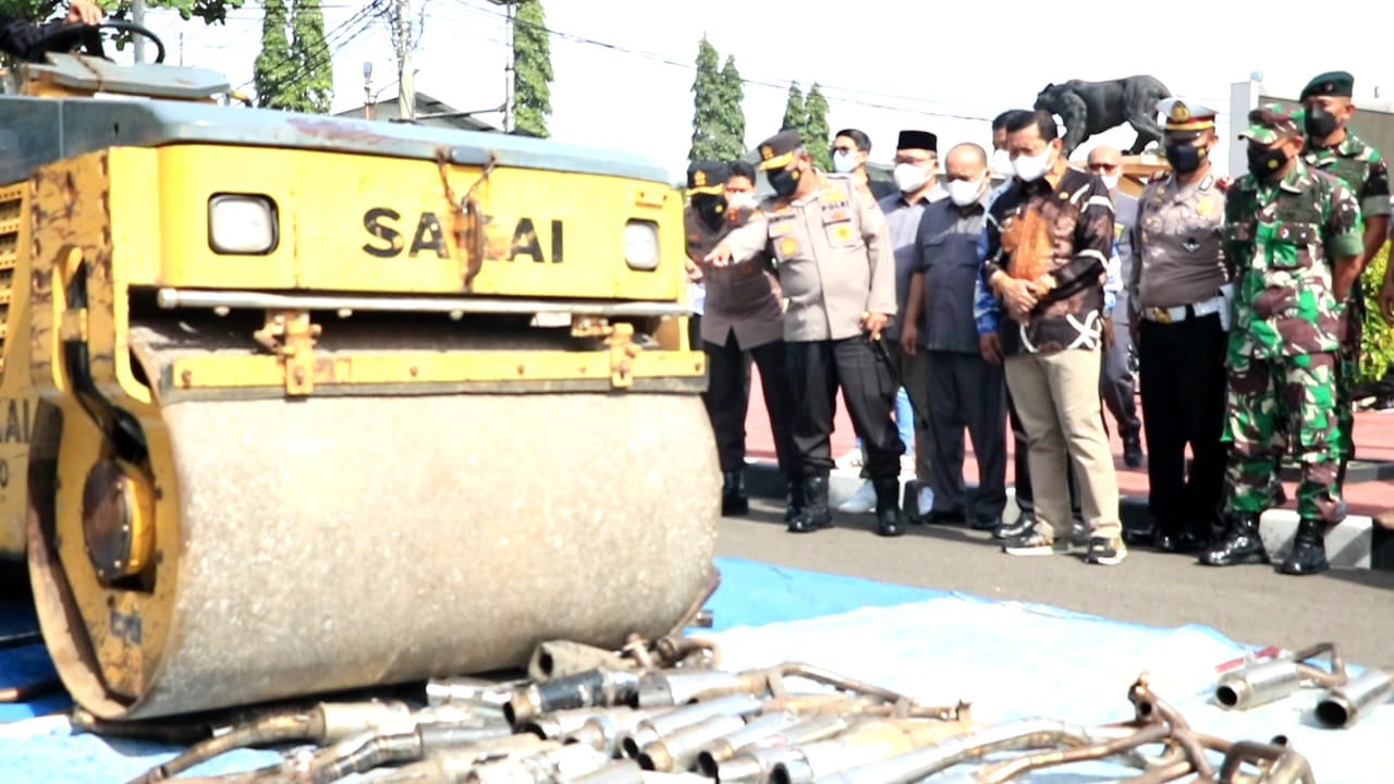 KETUA DPRD Kabupaten Sumedang Irwansyah Putra menghadiri kegiatan pemusnahan knalpot bising atau tidak standar yang dilaksanakan oleh Polres Sumedang, yang dihadiri oleh Kapolda Jawa Barat Irjen Pol Suntana, di Mapolres Setempat, Jumat (11/02/2022).