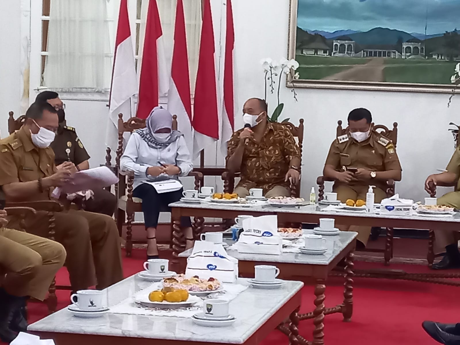 KETUA DPRD Sumedang Irwansyah Putra dan Ketua Komisi I Asep Kurnia, S.H, M.H menghadiri Rapat Koordinasi Forkopimda dalam rangka Penanganan Covid-19, di Gedung Negara Sumedang, Senin Sore (14/02/2022).