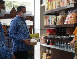Gerai UMKM di Samsat Sumedang di Serbu Pengunjung