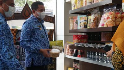 Bupati Sumedang H. Dony Ahmad Munir meninjau Gerai di Samsat Sumedang Kamis 17 Februari 2022